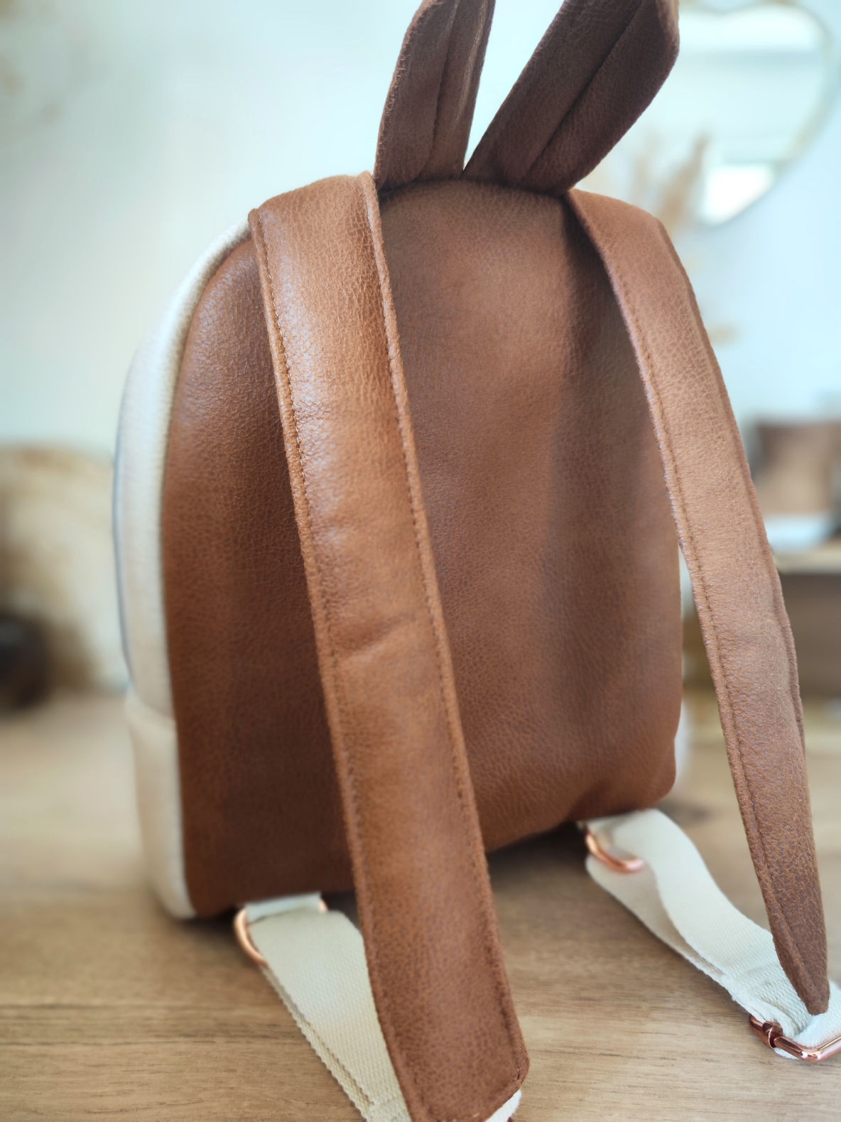 Détail des bretelles d’un sac à dos enfant artisanal Pique & Merveilles