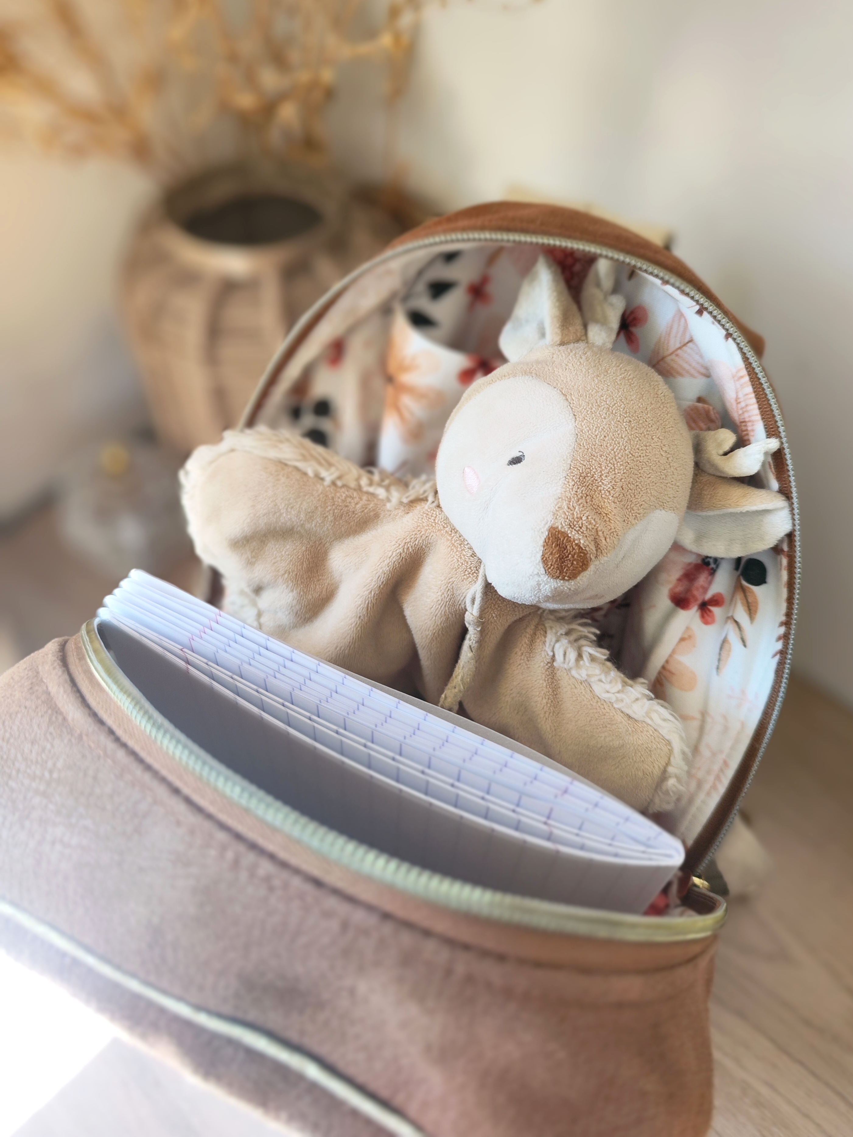 Sac à dos maternelle ouvert avec doudou et carnet, création Pique & Merveilles