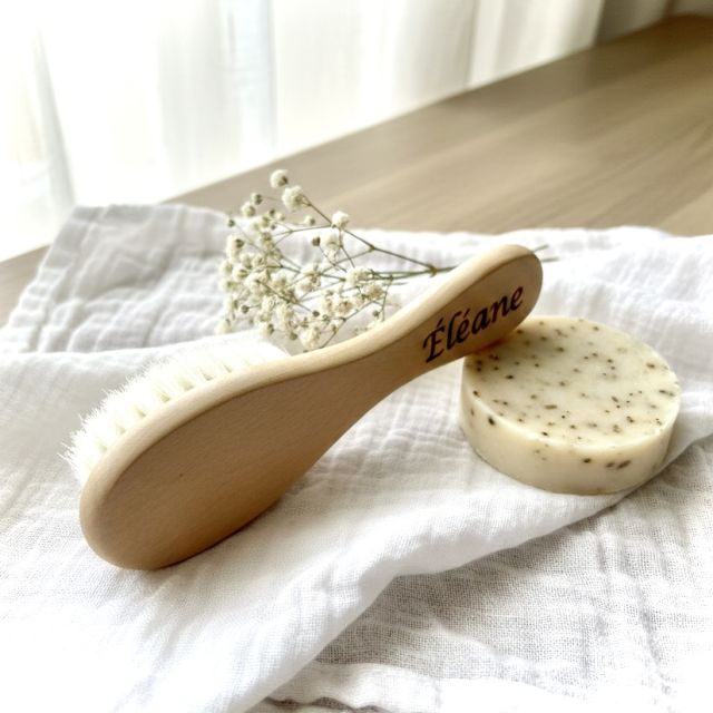 Brosse bébé en bois personnalisée au prénom avec poils doux, 15 cm, idéale dès la naissance.